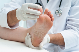 Apžiūrimos paciento pėdos