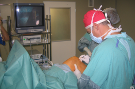 Pacientui atliekama kelio sąnario operacija